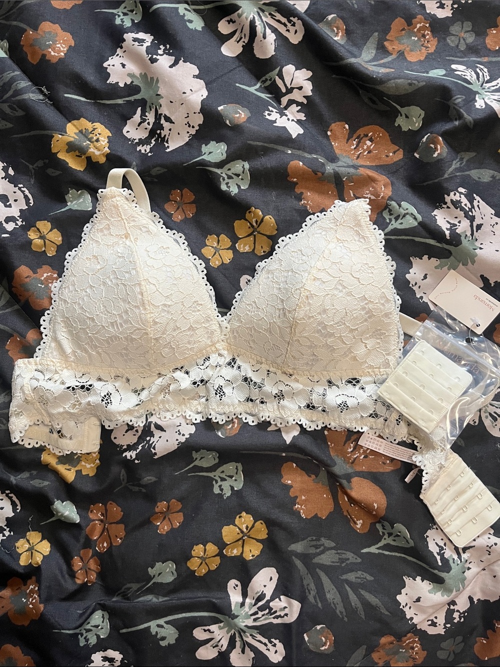 Momanda Lace nursing Bralette in Cream